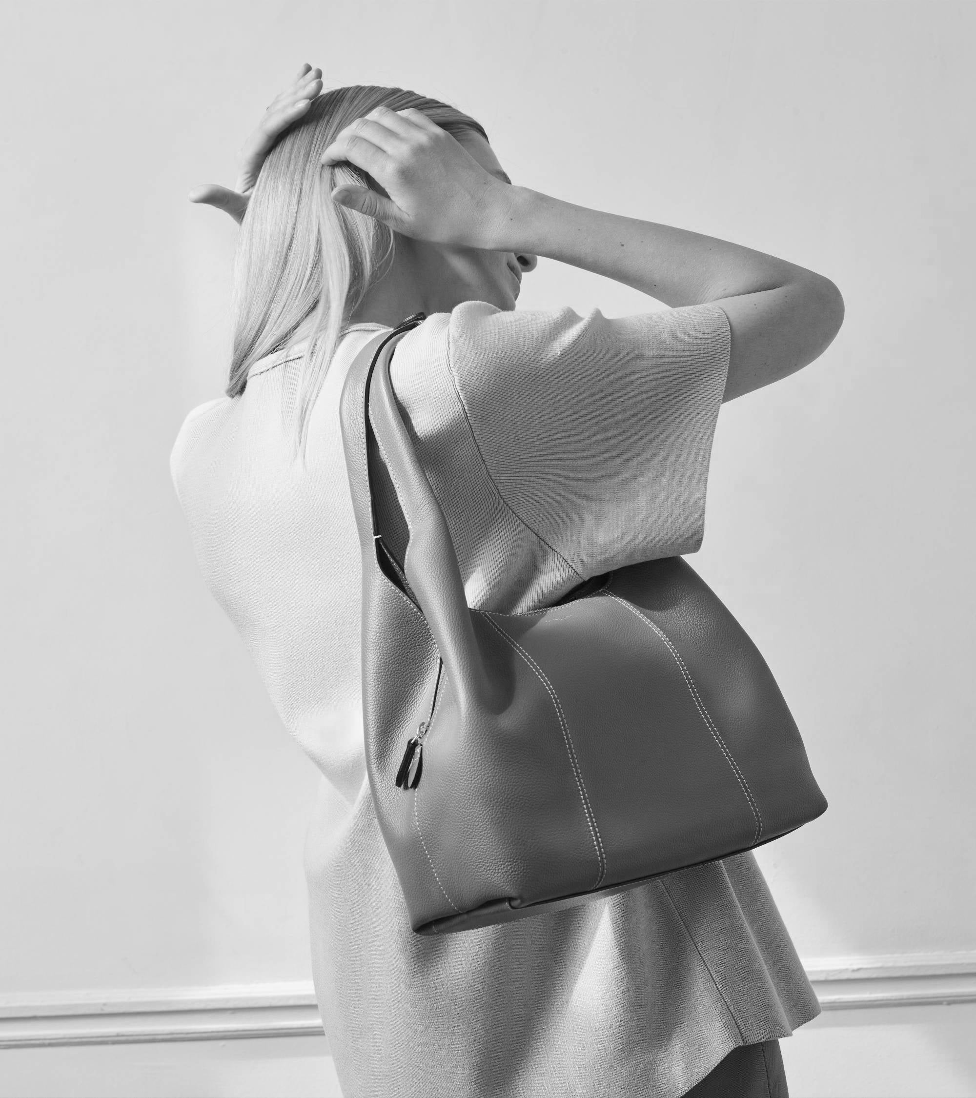 Mittelgroße Schultertasche Modell Juliette aus genarbtem Leder