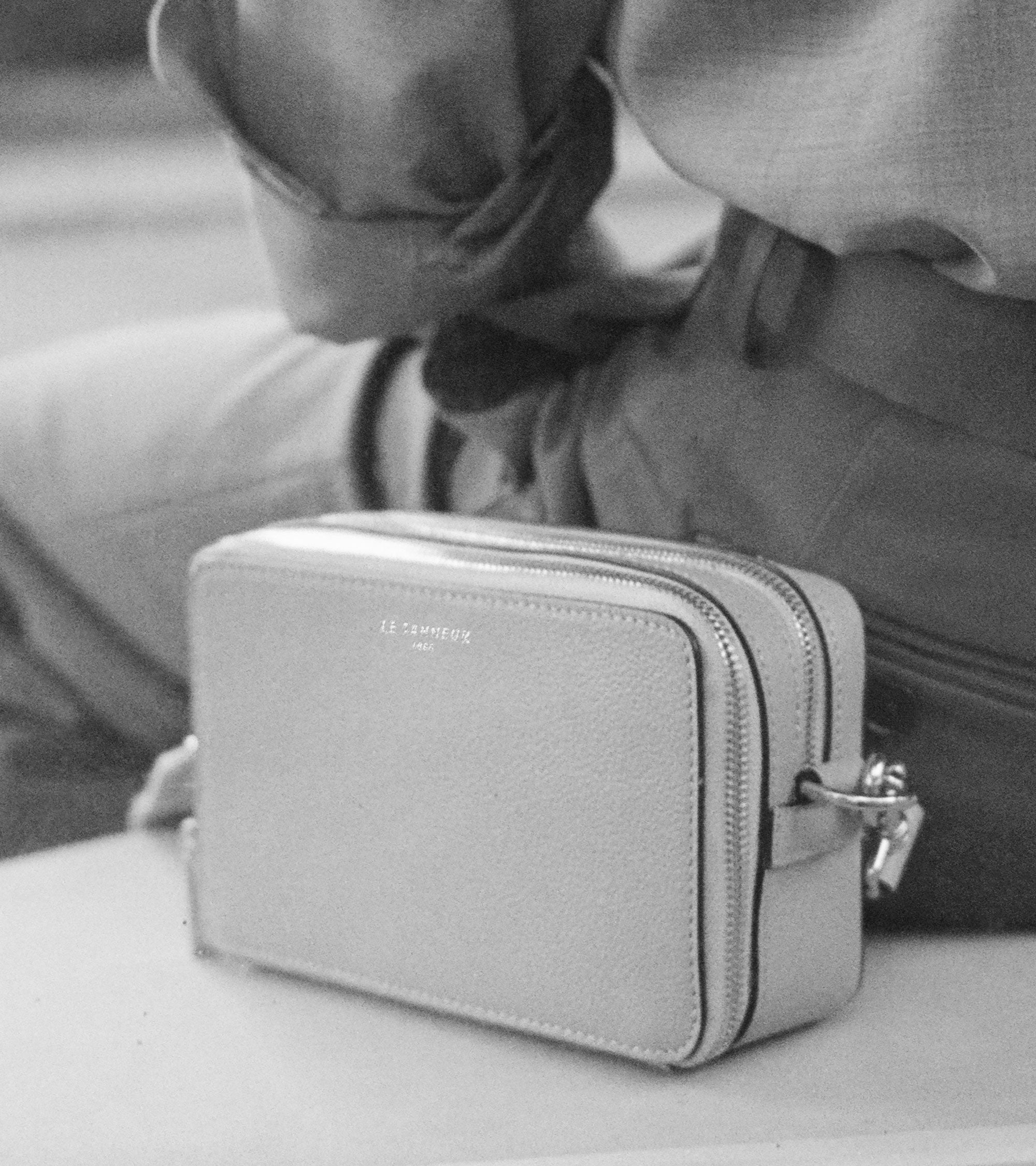 Pequeño bolso bandolera Emile con 2 compartimentos en cuero granulado