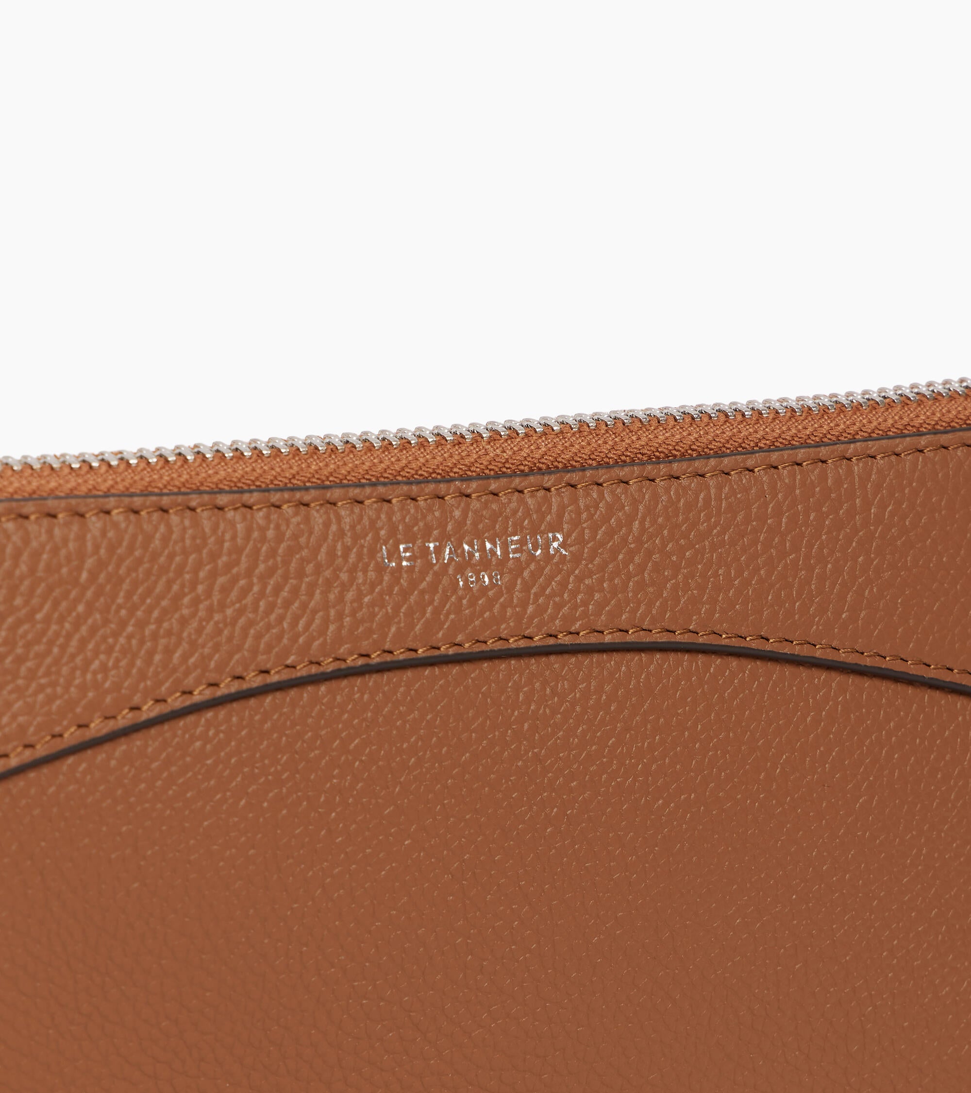 Kleine Tasche aus genarbtem Leder mit Reißverschluss
