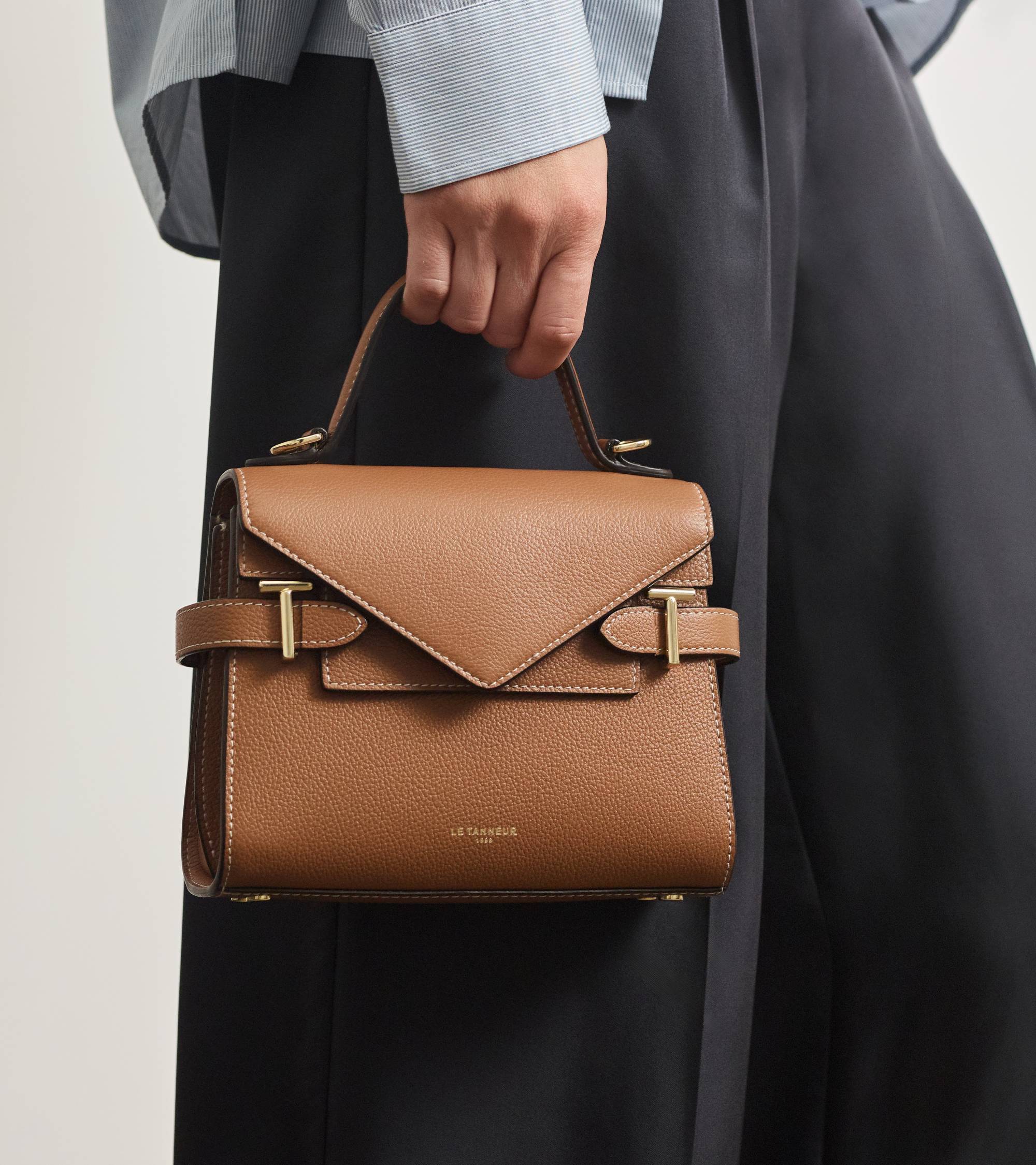 Kleine Handtasche Emilie aus genarbtem Leder mit Doppelklappe