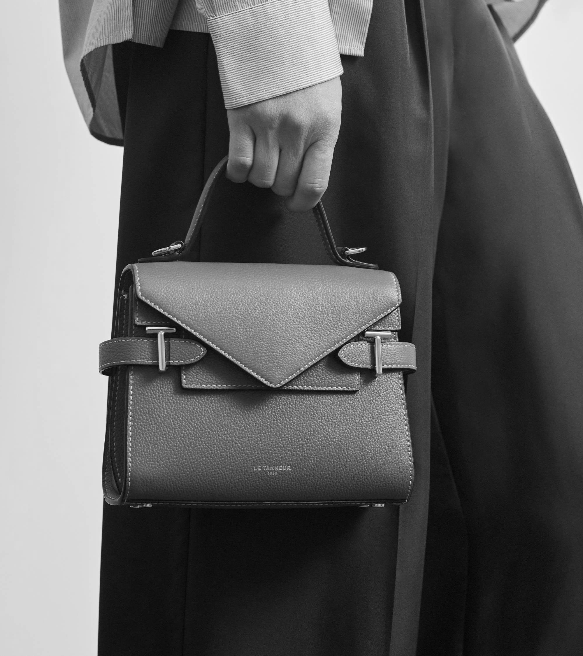 Kleine Handtasche Emilie aus genarbtem Leder mit Doppelklappe