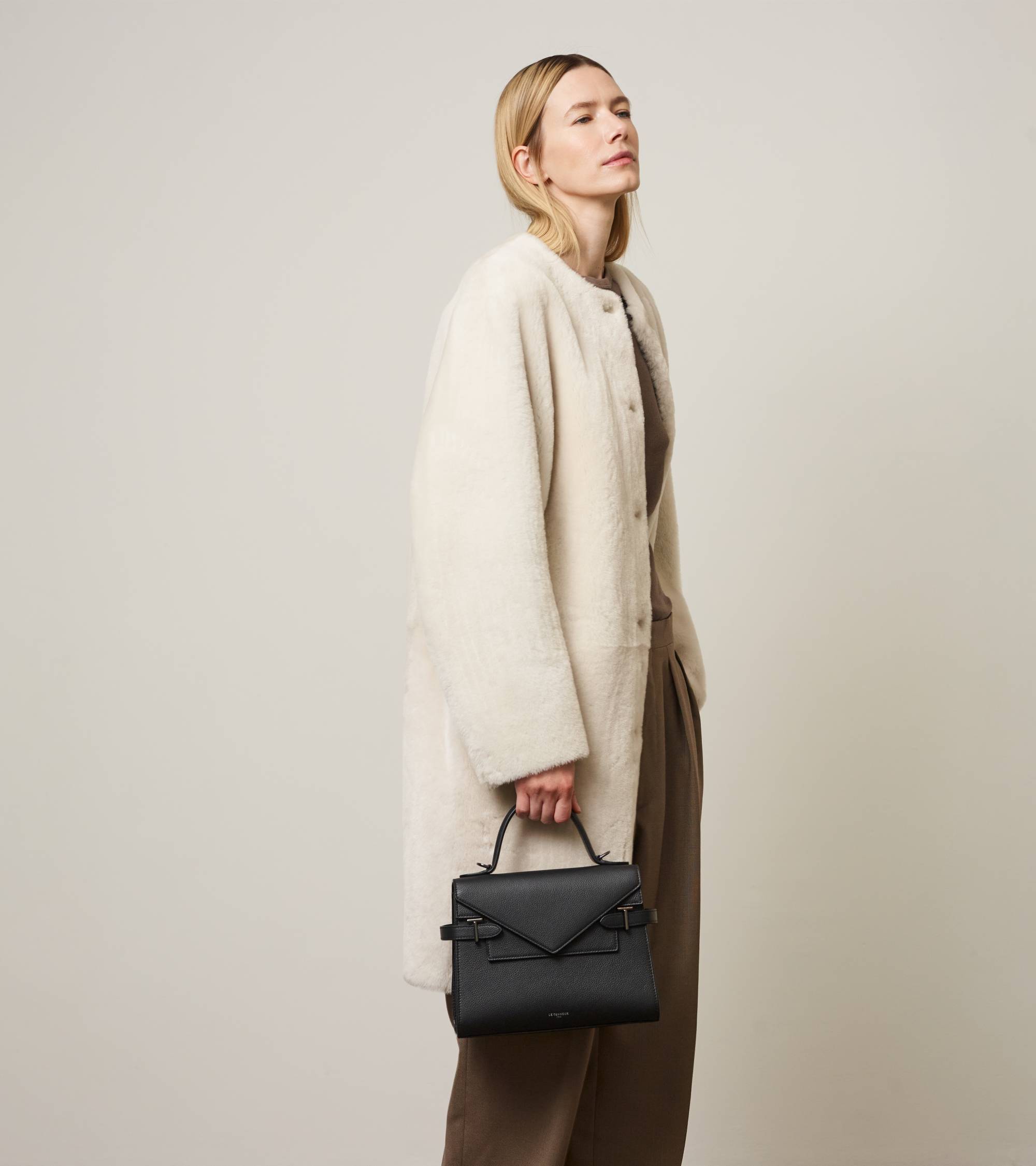Mittelgroße Handtasche Emilie aus genarbtem Leder mit Doppelklappe