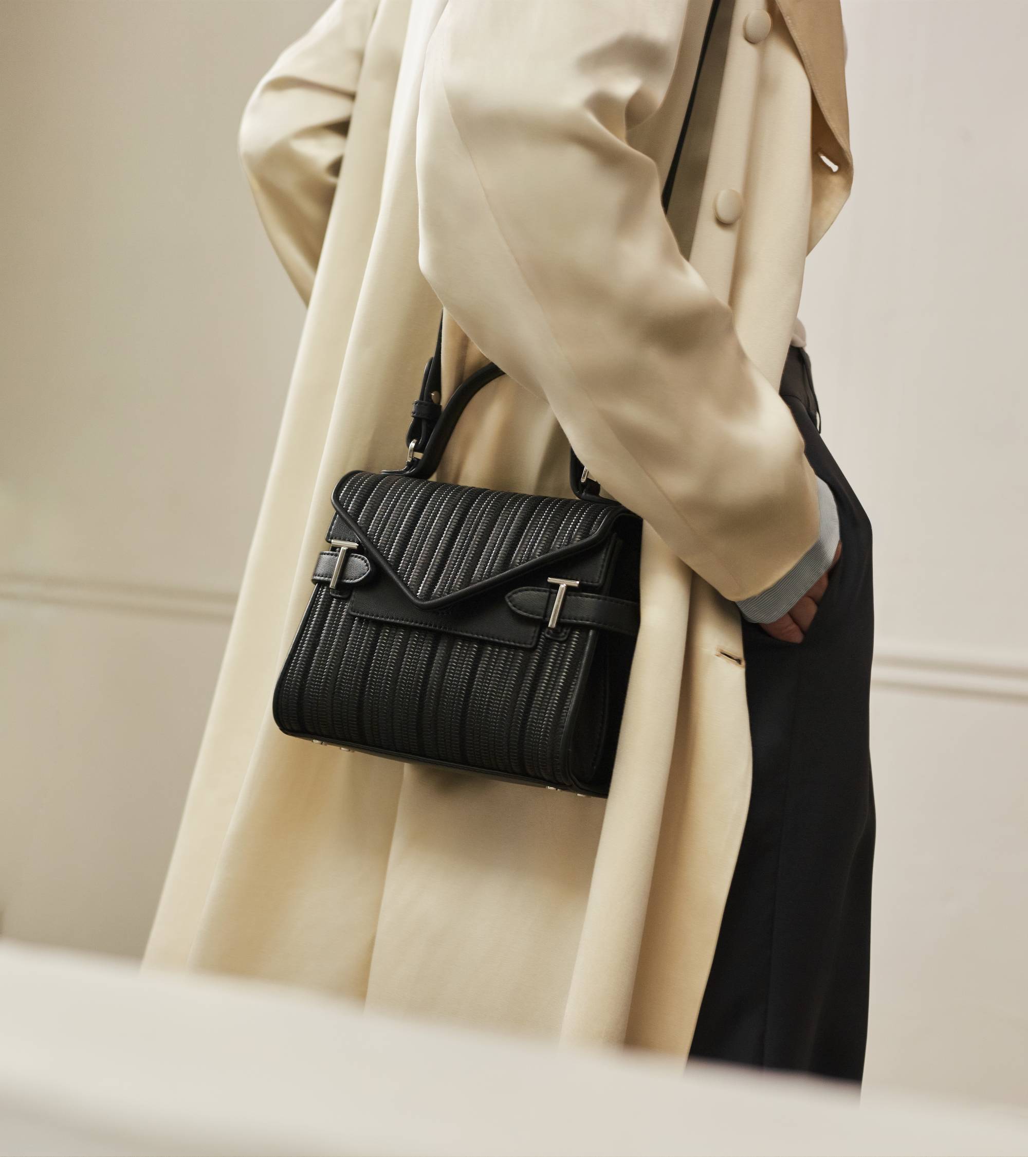 Kleine Handtasche mit Doppelklappe Emilie aus wiederverwendetem geflochtenem Leder