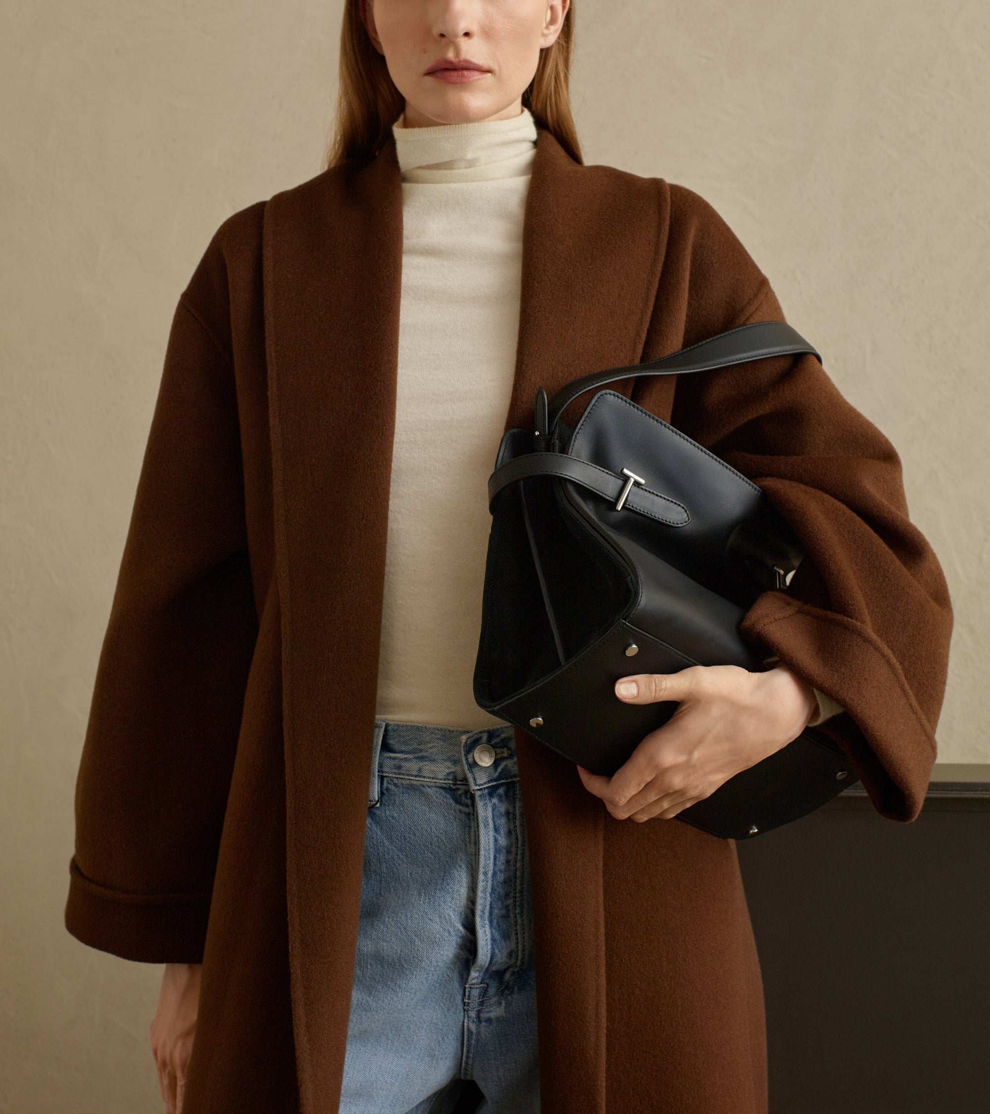 Bolso grande modelo Emie de hombro de piel granulada y nobuk