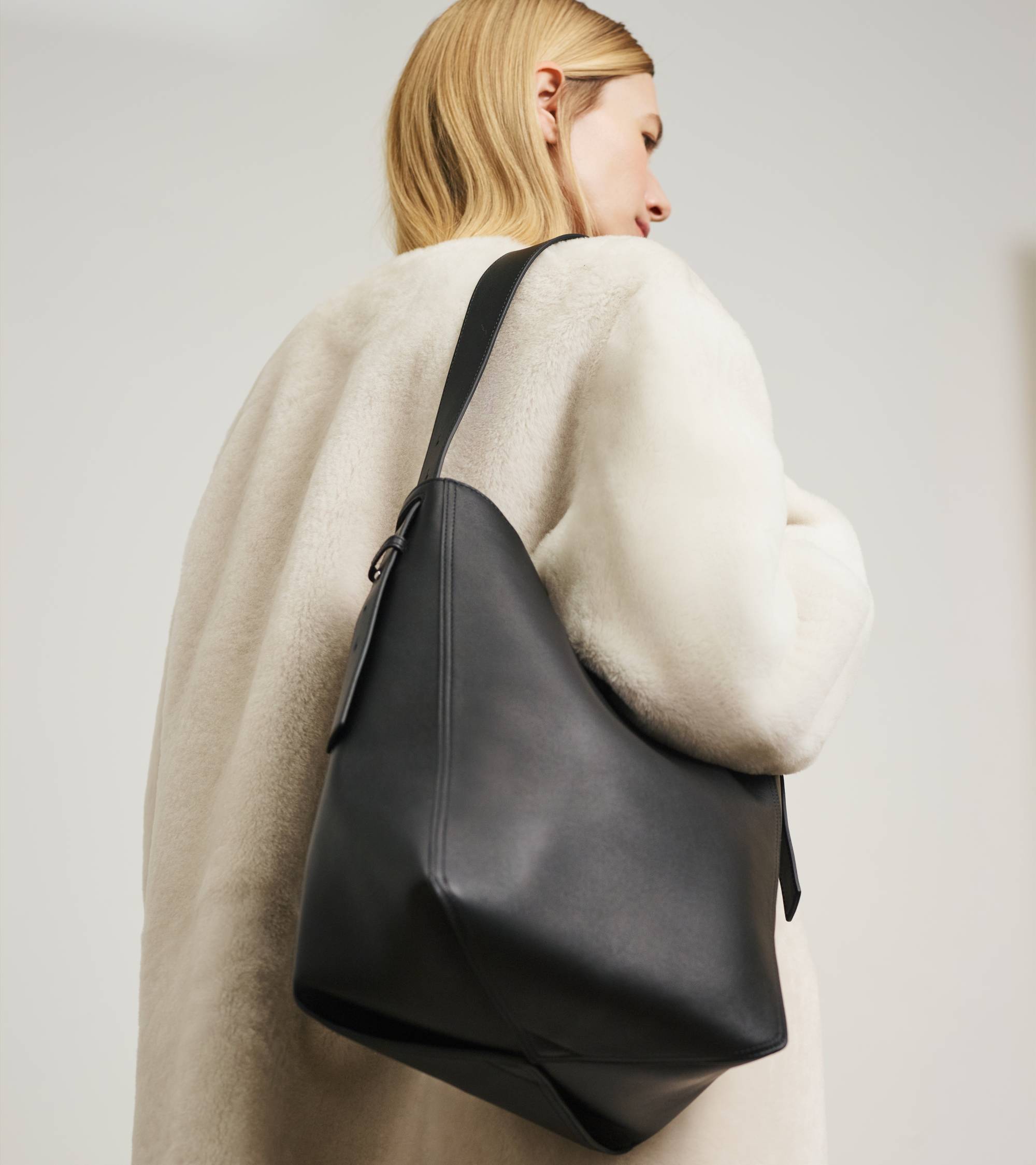 Mittelgroße Hobo-Tasche Céleste aus Glattleder