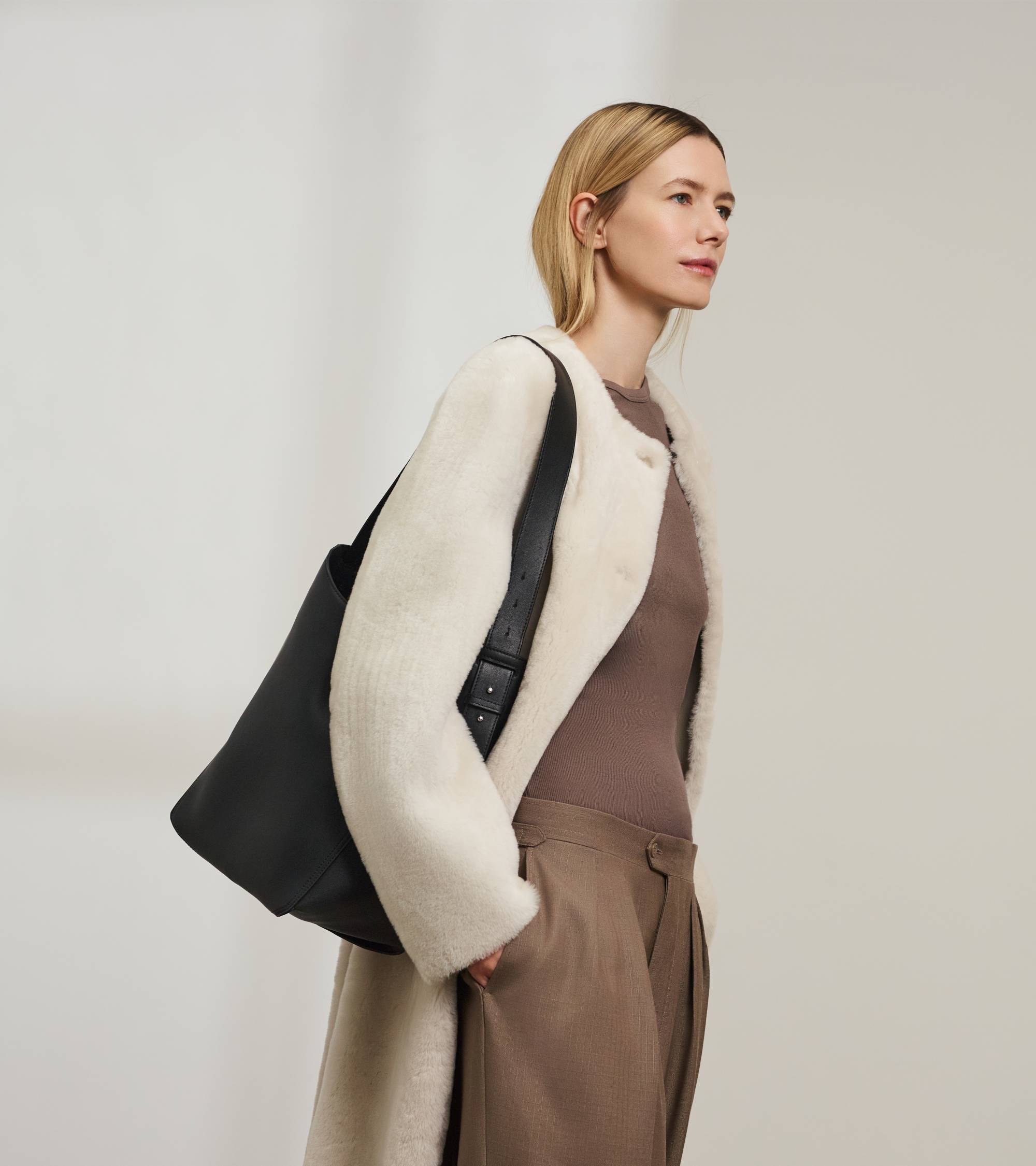 Mittelgroße Hobo-Tasche Céleste aus Glattleder