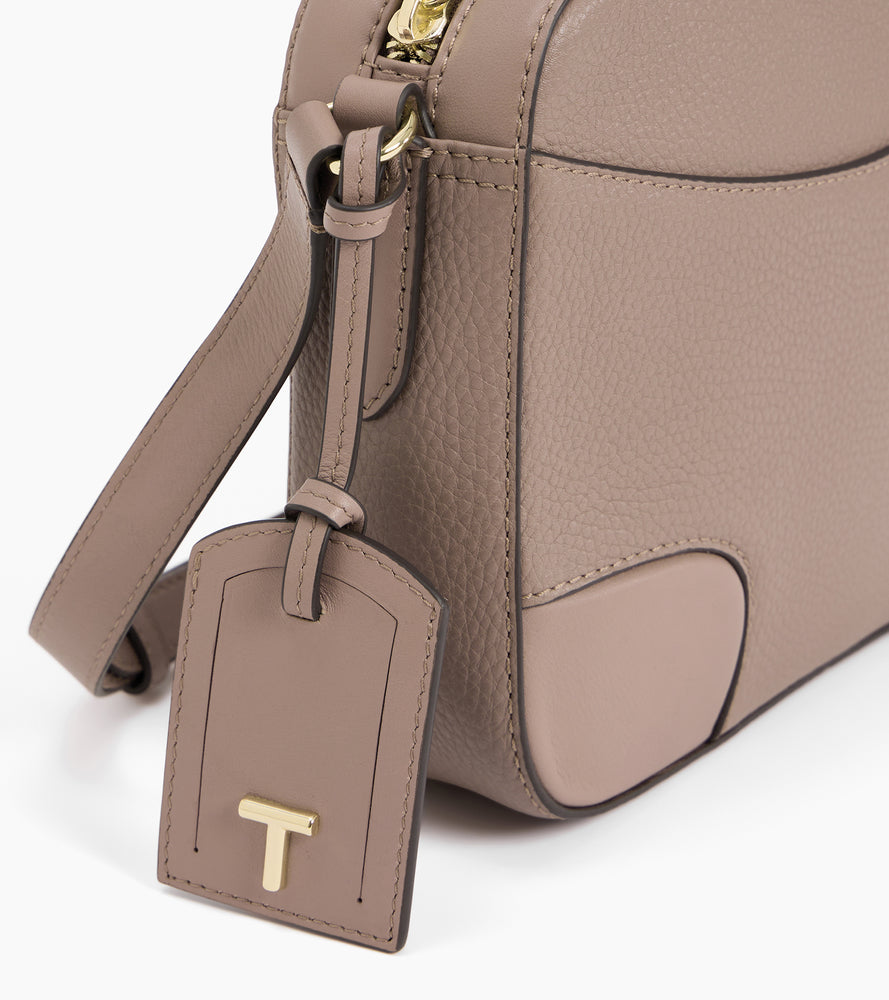 Bolso bandolero mediano Romy de cuero texturizado y liso