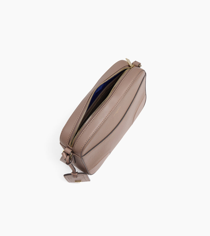 Bolso bandolero mediano Romy de cuero texturizado y liso